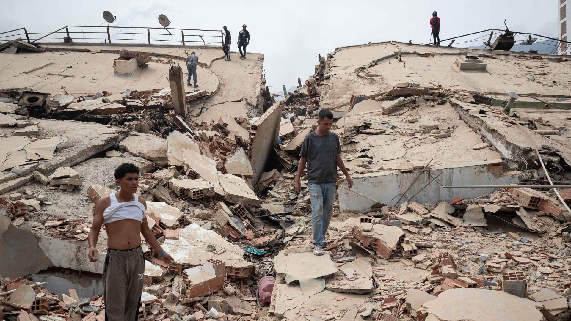 Terremoto in Venezuela, a La Guaira si scava a mani nude