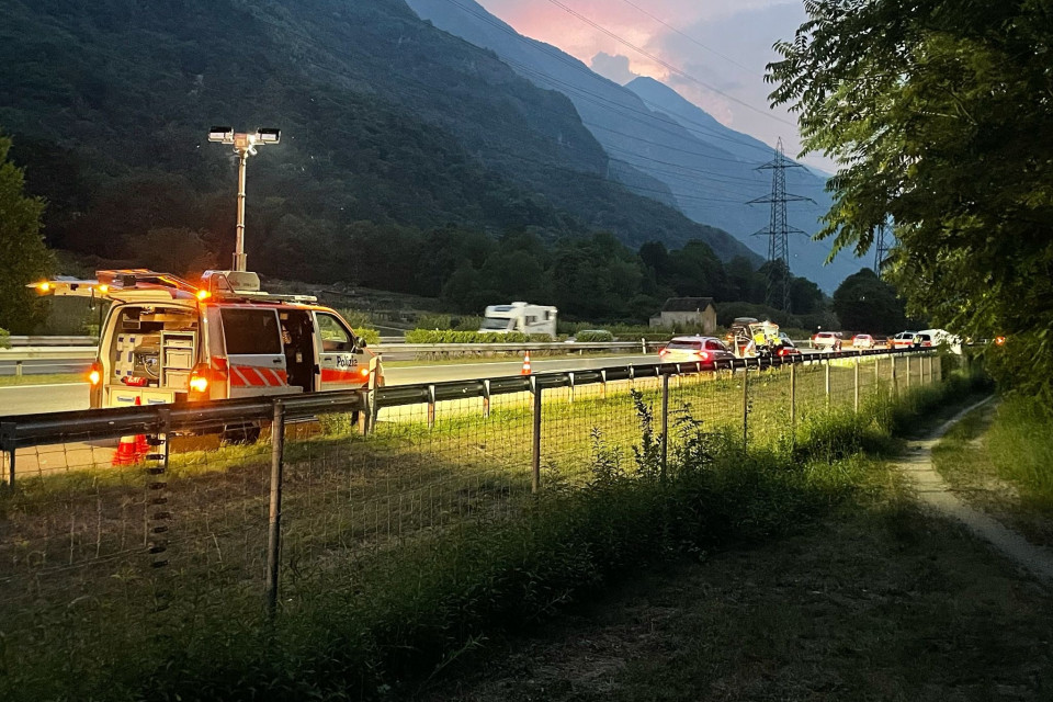 Gravissimo incidente sulla A2, morto un motociclista