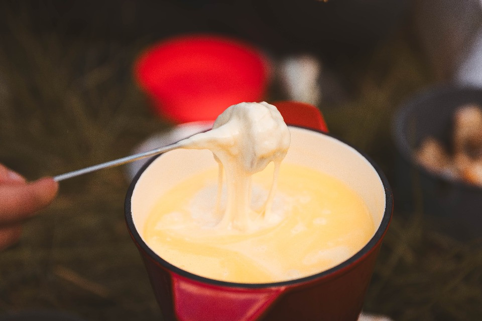 «Evitate St. Moritz e dimenticate la fondue d’estate»: i sorprendenti consigli dei chatbot ai turisti