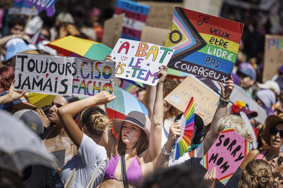 In migliaia a Losanna per il Pride della Svizzera romanda