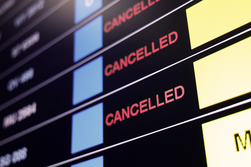 Londra, centinaia di voli cancellati per i violenti temporali