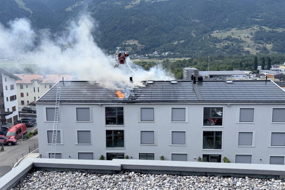 Fa troppo caldo, i pompieri si sentono male durante un intervento