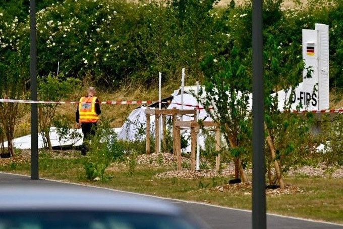 Aereo da turismo precipita in Francia, 11 morti
