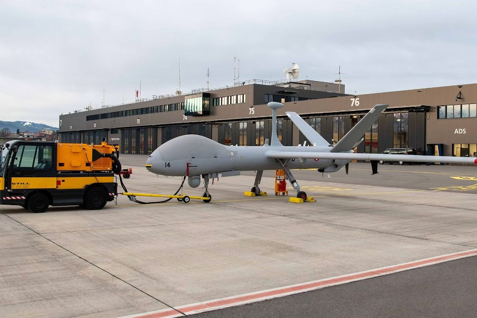 Il drone Hermes 900 dell'esercito a Lugano-Agno: cos'è l'ADS 15 e perché ha attirato i curiosi