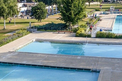 La polizia allontana una donna trans dalla piscina di Marzili