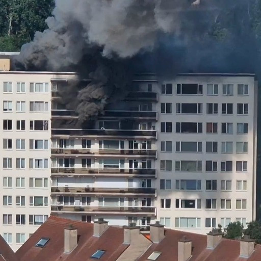 Inferno di fuoco in un palazzo di Anversa, 5 morti e numerosi feriti