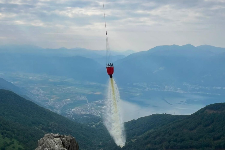 Incendio sul Trosa, pompieri ancora al lavoro ma arriva la pioggia
