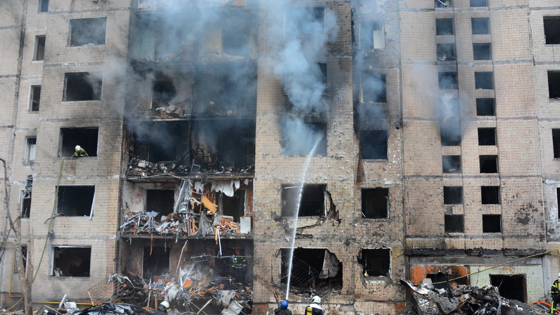 Putin scatena l'inferno su Kiev, 21 morti e palazzi rasi al suolo