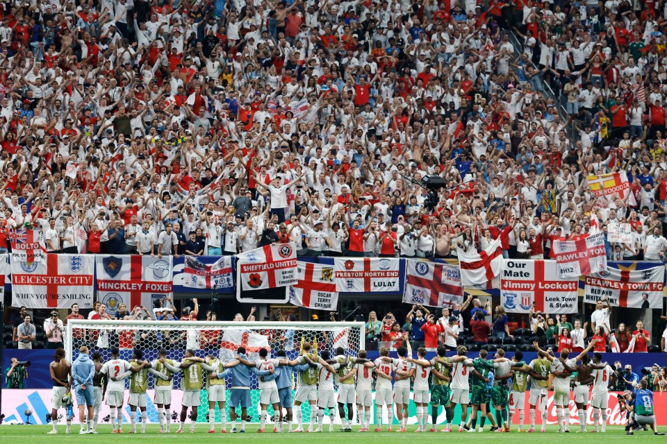 «You're gonna be the one that saves me»: Wonderwall, l'Inghilterra e il verso dedicato a Kane