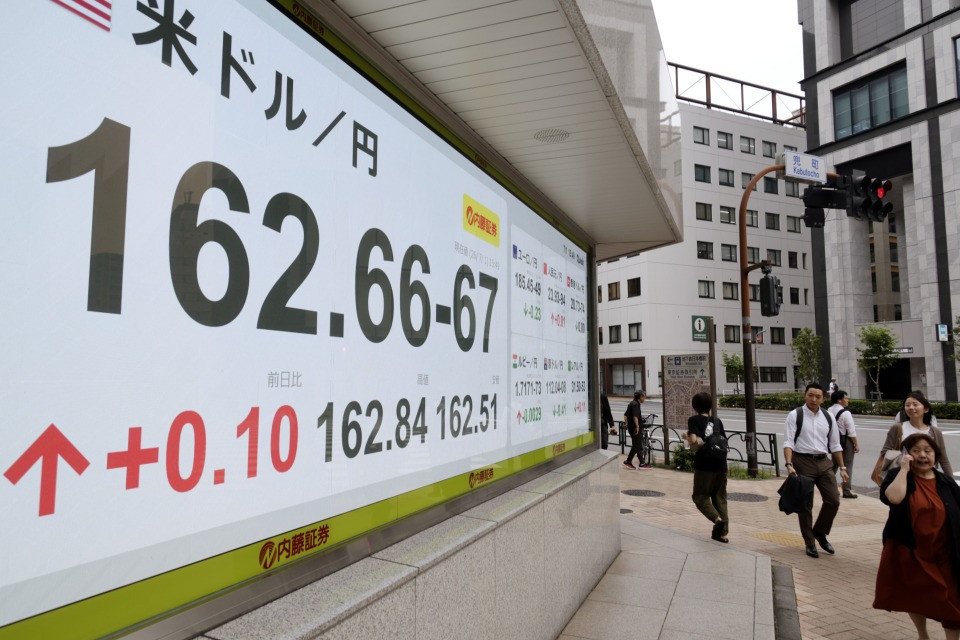 Il dollaro corre, grazie alla Borsa e al «carry trade»