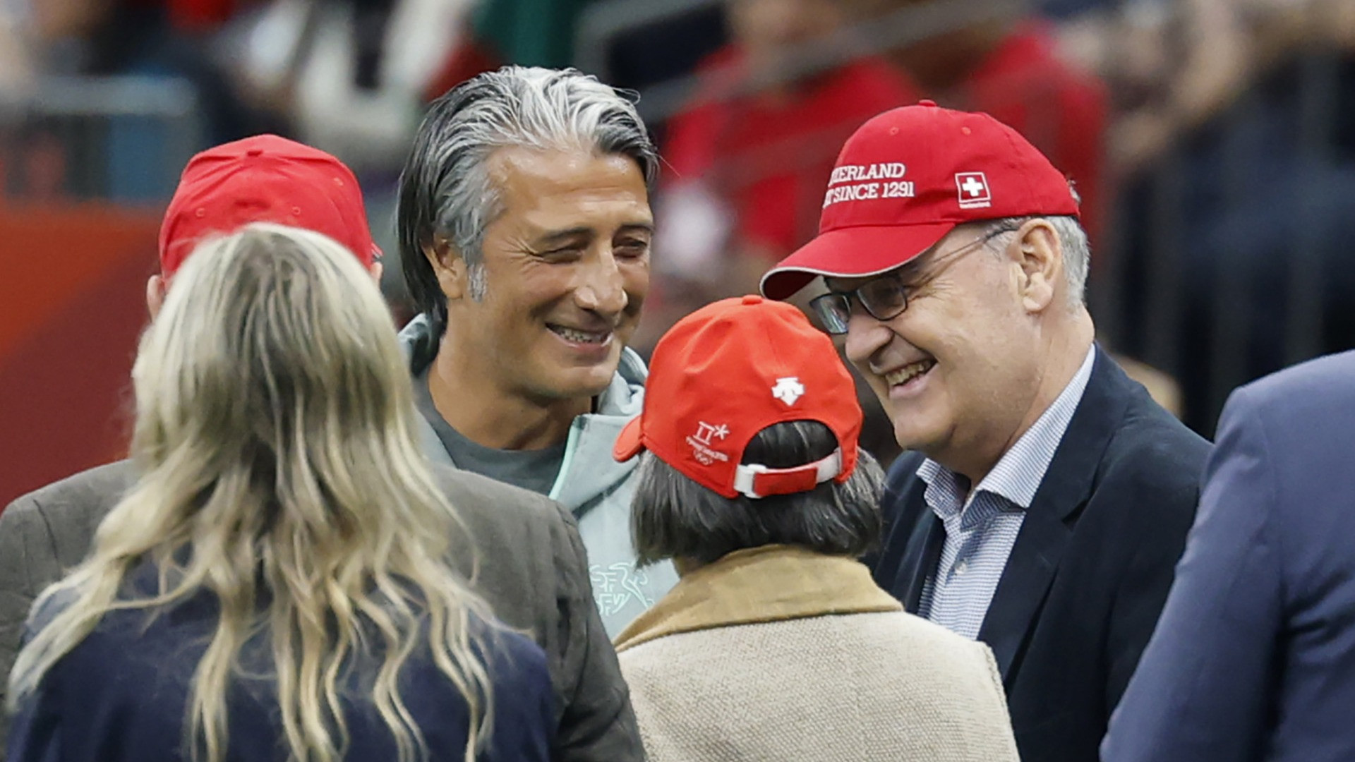 Il cappellino di Parmelin indossato pure in campo