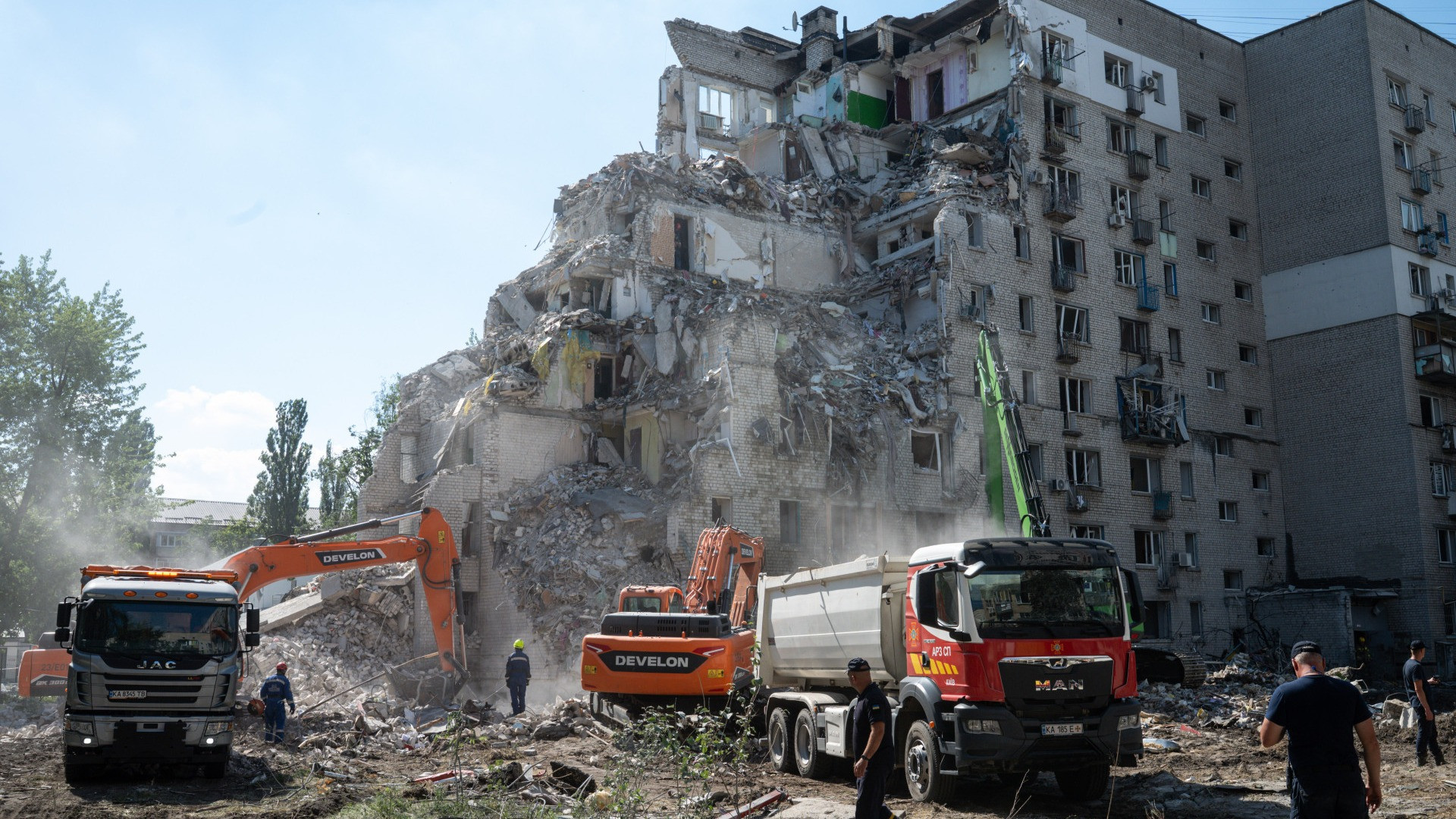 74 missili e 500 droni su Kiev, 30 morti, Zelensky: «Risponderemo»