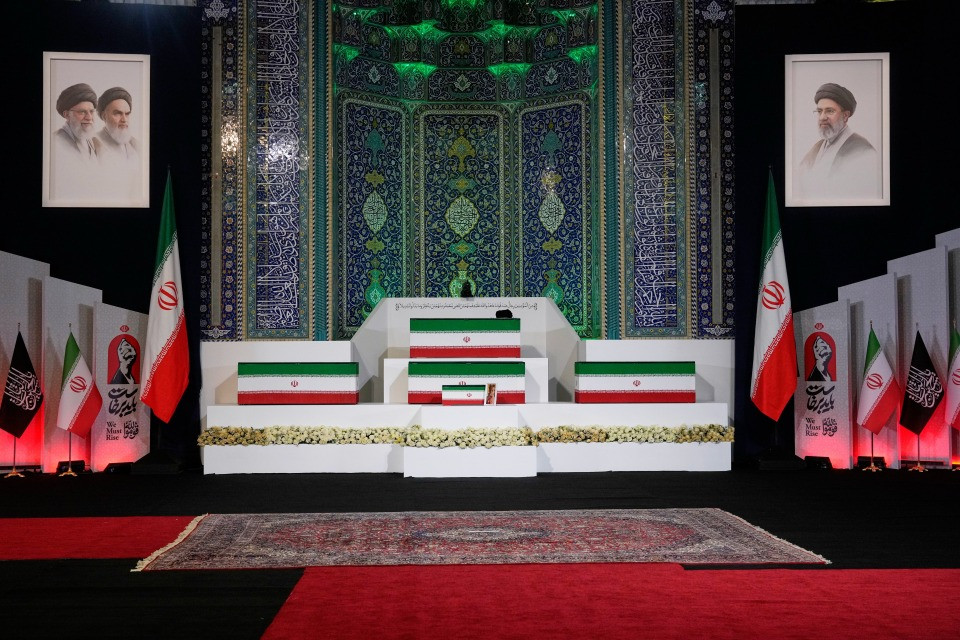 La salma di Ali Khamenei alla Grande Moschea per i funerali