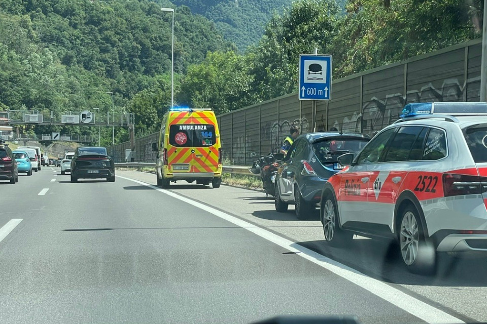 Scontro tra auto e moto sull'A2 a Maroggia, un ferito