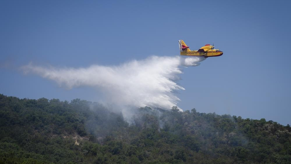 Vasto incendio boschivo in Catalogna minaccia la Costa Brava