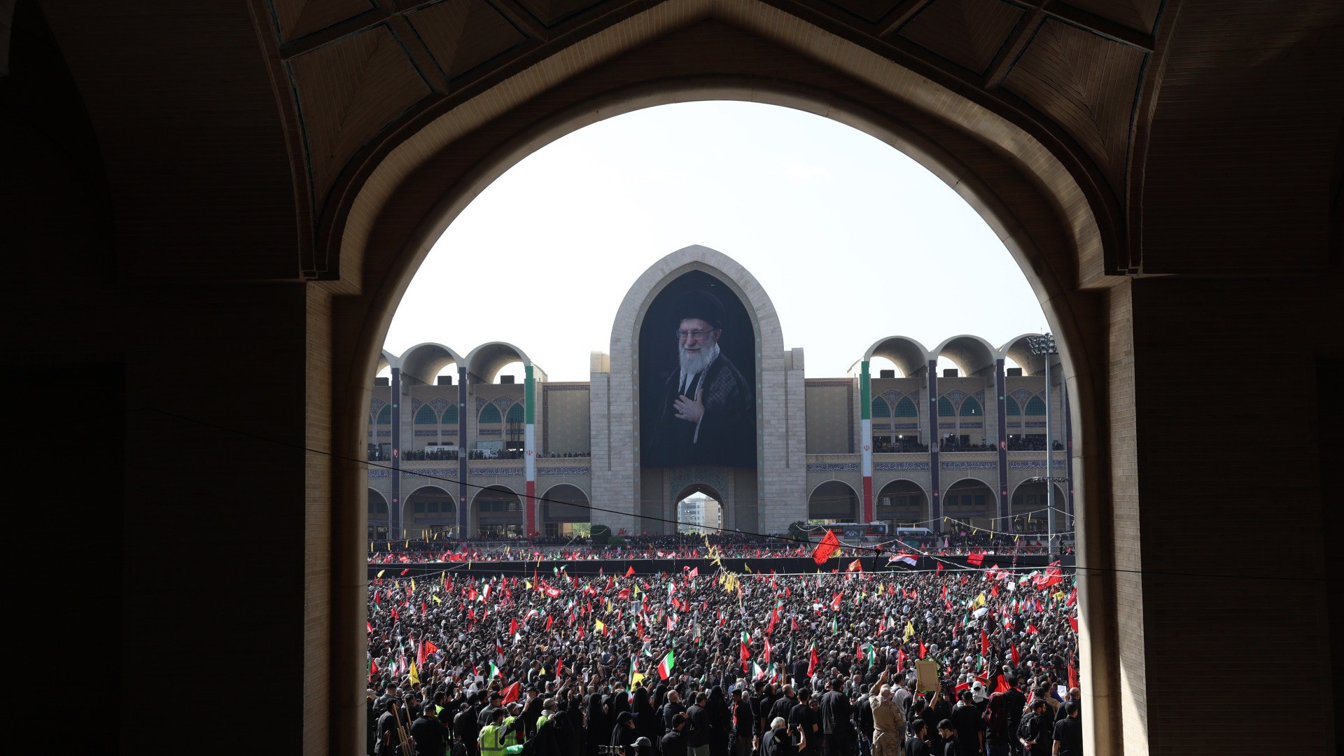 Al via in Iran sei giorni di cerimonie funebri pubbliche per Ali Khamenei
