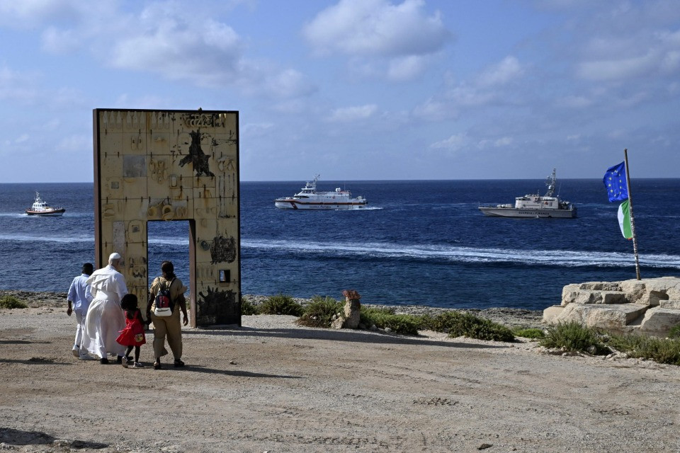 Il Papa a Lampedusa omaggia i migranti morti in mare