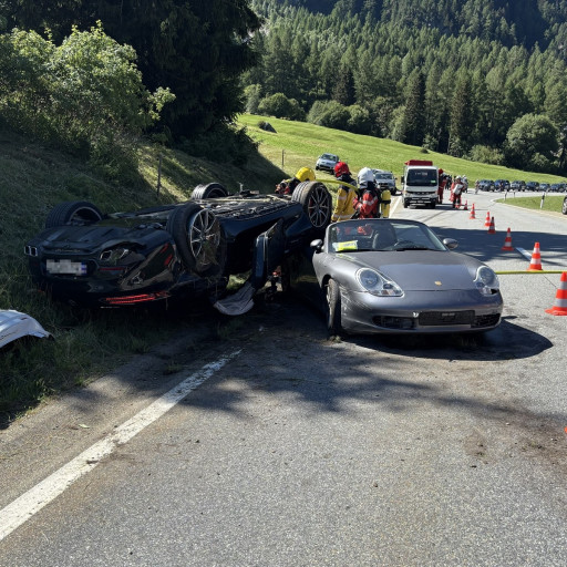 Sorpasso azzardato sulla strada del Maloja, tre veicoli coinvolti: ferita una 61.enne