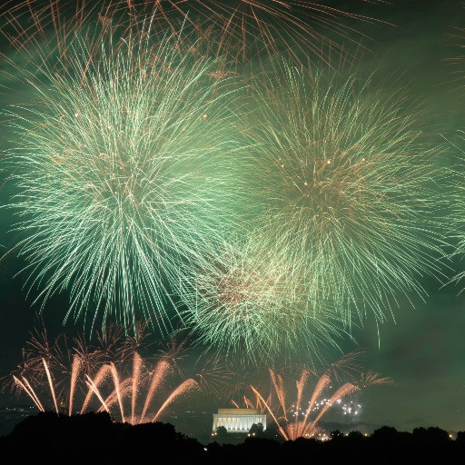 La festa del 4 luglio negli USA, tra fiamme sul ponte di Brooklyn e temporali violenti su Washington