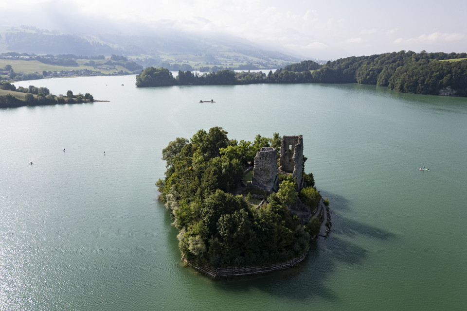 Cade dalla torre di un castello in rovina sull'Île d'Ogoz, ferito un 22.enne