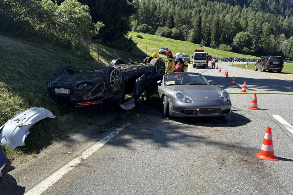Sorpasso azzardato sulla strada del Maloja, tre veicoli coinvolti: ferita una 61.enne