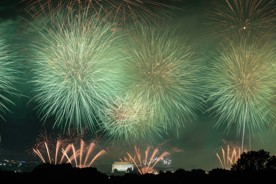La festa del 4 luglio negli USA, tra fiamme sul ponte di Brooklyn e temporali violenti su Washington