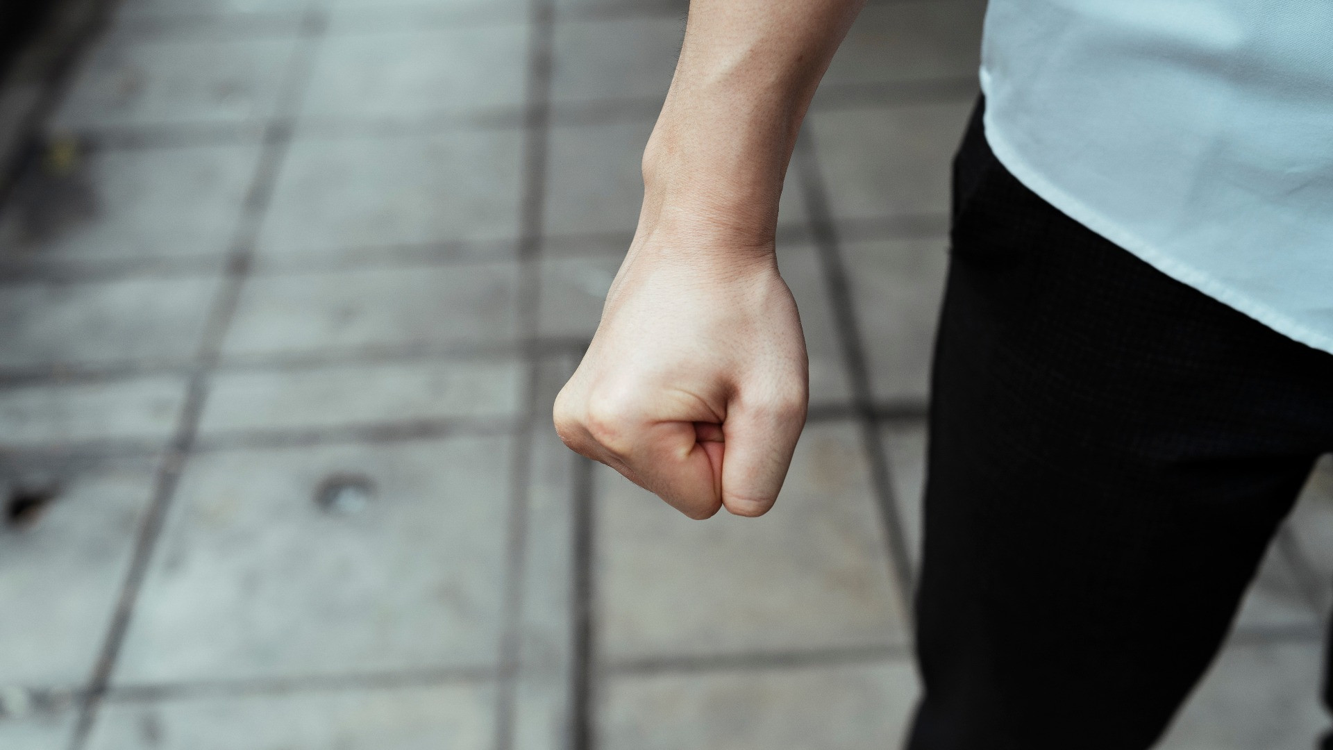 «Un’esplosione di violenza: è un caso che sia sopravvissuto»