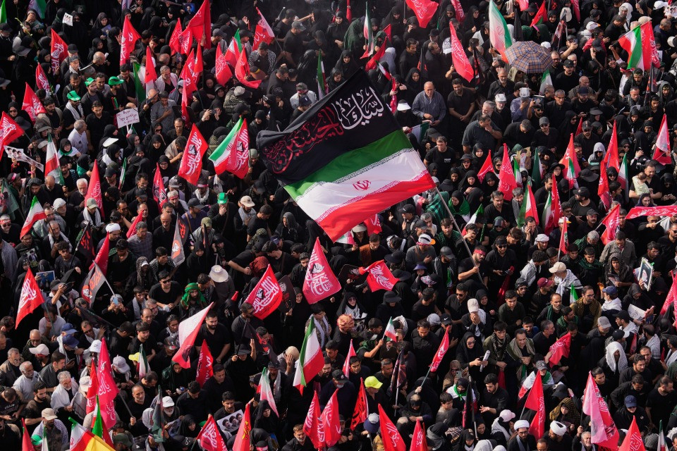 Al via a Teheran il corteo funebre per Ali Khamenei