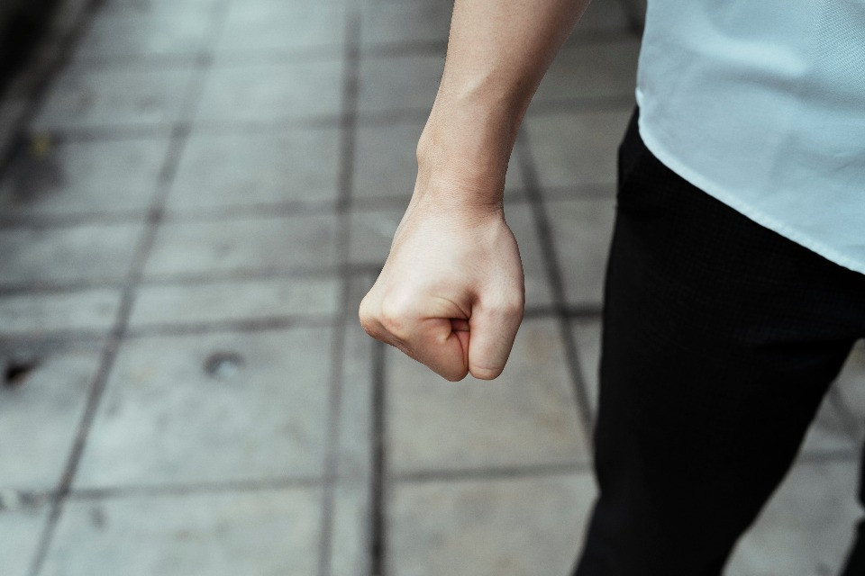 «Un’esplosione di violenza: è un caso che sia sopravvissuto»