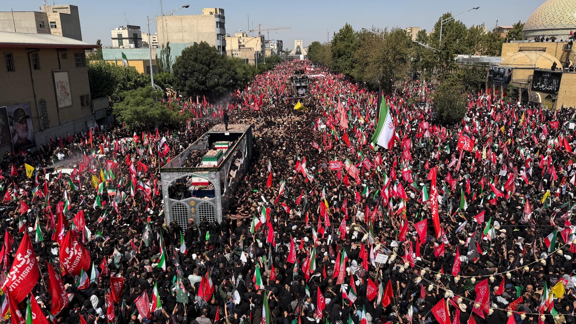 In migliaia partecipano alla cerimonia funebre per Khamenei