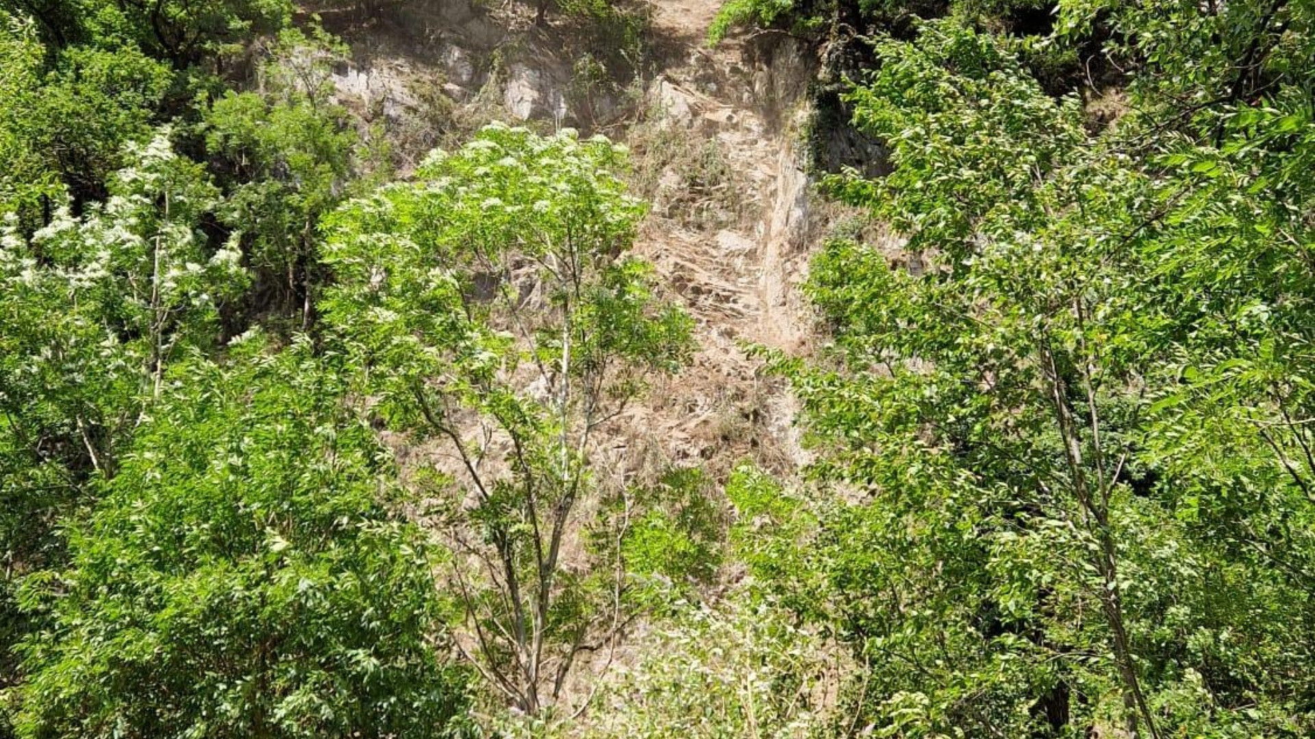 Franamento a Sementina, vicino alla chiesa Madonna della Valle