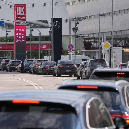 Code infinite ai benzinai, la crisi del carburante colpisce la Russia