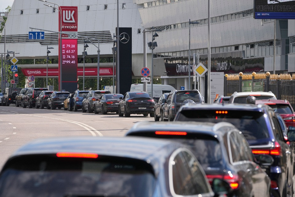 Code infinite ai benzinai, la crisi del carburante colpisce la Russia