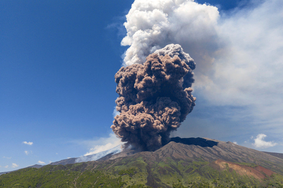 L'Etna continua a emettere cenere, prosegue l'interruzione di voli a Catania