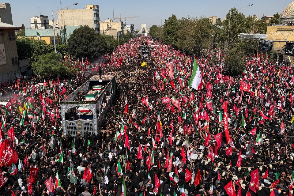 In migliaia partecipano alla cerimonia funebre per Khamenei