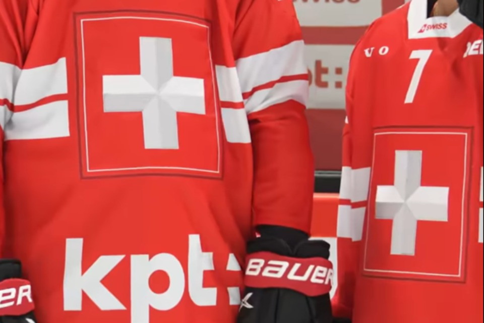 Addio allo stemma della Confederazione: ecco la nuova maglia della Nazionale svizzera di hockey