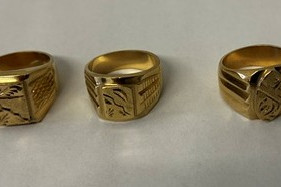 Tentano di vendere falsi gioielli d'oro ai passanti: fermati dagli agenti della dogana