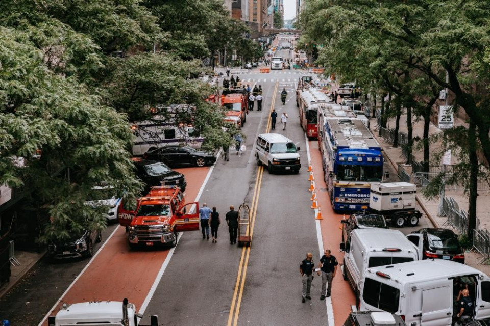 Timore di un crollo parziale di un grattacielo a New York, area transennata