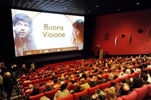 Cresce l'affluenza nei cinema elvetici, soprattutto in Ticino