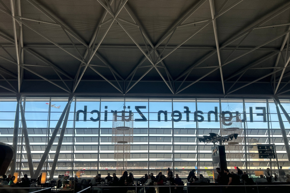 Decollano le vacanze, giornata da bollino rosso all'aeroporto di Zurigo