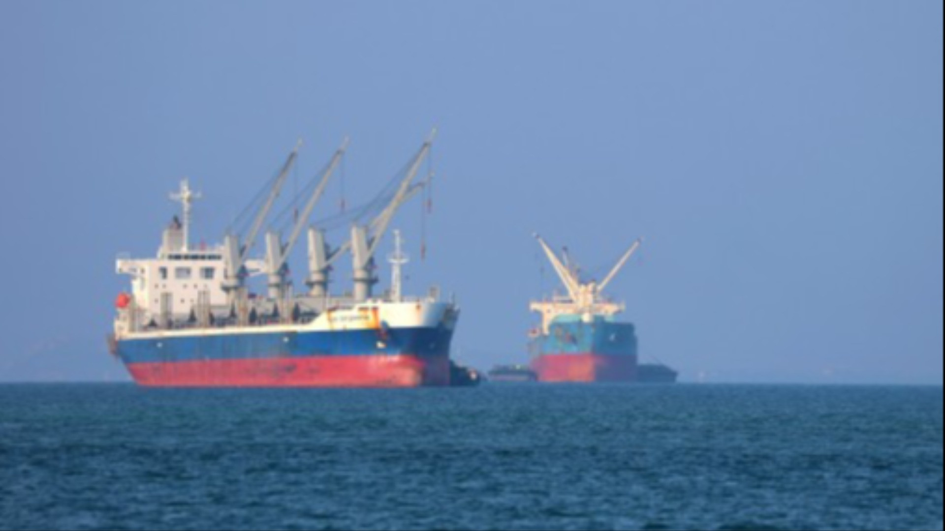 L'Iran spara colpi di avvertimento contro le imbarcazioni nello Stretto di Hormuz