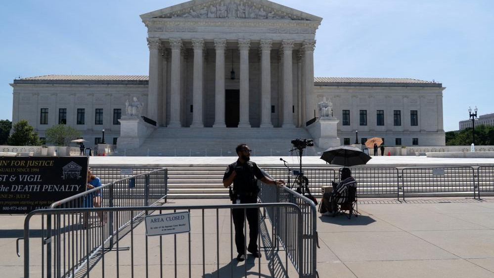 Uomo armato in auto all'entrata di Capitol Hill
