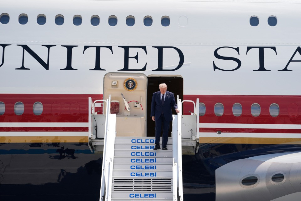 Trump lascia a terra l'Air Force One del Qatar: è caccia alla talpa del New York Times