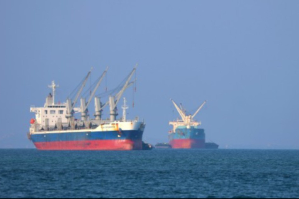 L'Iran spara colpi di avvertimento contro le imbarcazioni nello Stretto di Hormuz