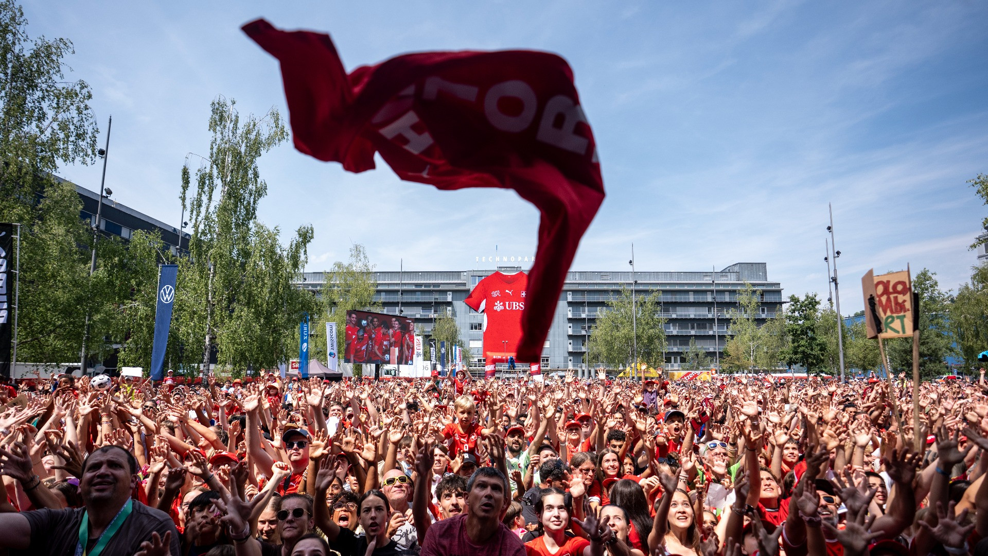 «Merci Nati», Zurigo si tinge di rosso per accogliere la Svizzera