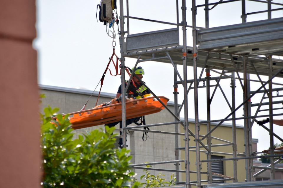 Bellinzona: operaio cade in un cantiere, si ferisce e viene recuperato dai pompieri