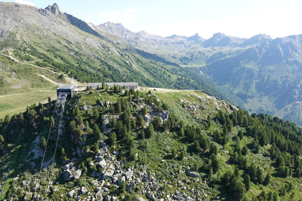 Vallese, 46.enne cade con il parapendio e muore
