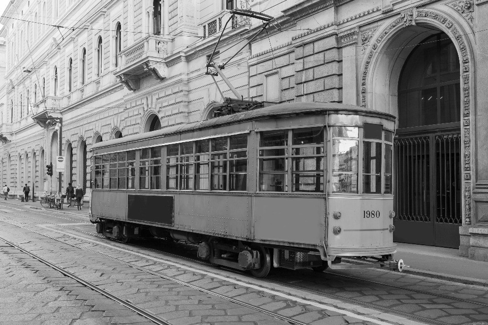 Grave sciagura a Milano: ragazza investita da un tram