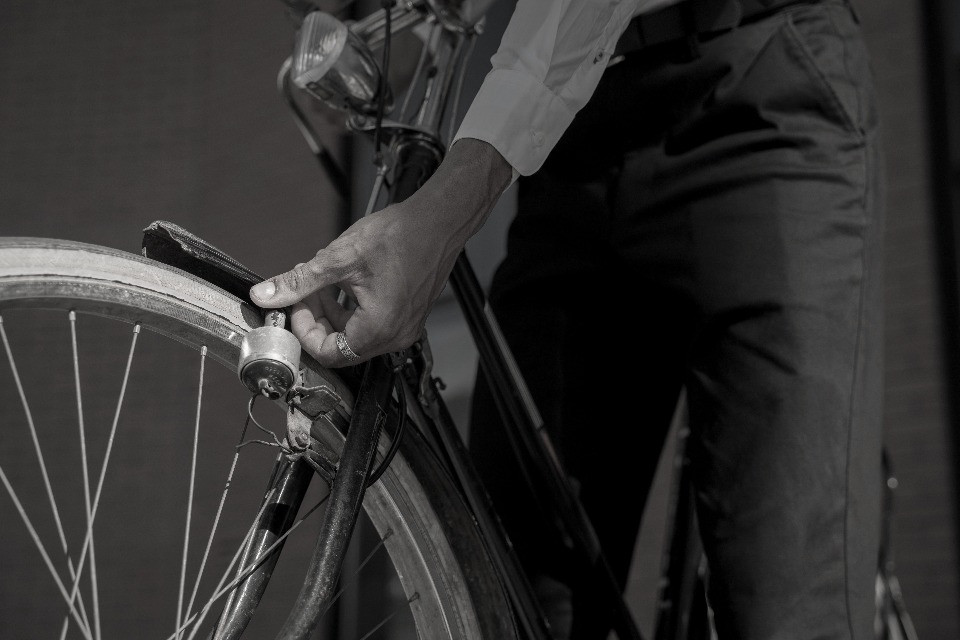 Sono disperate le condizioni del ciclista incidentato