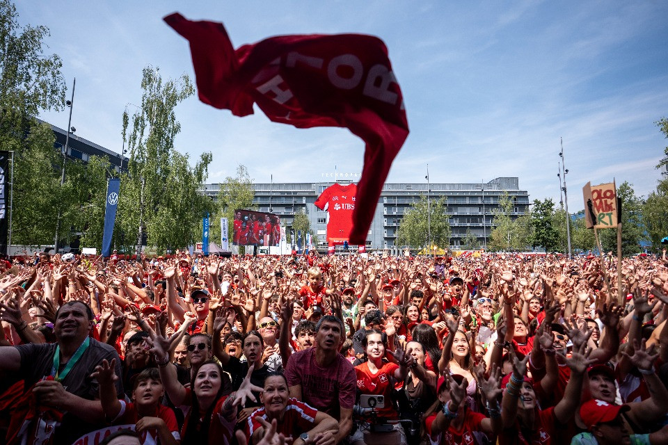 «Merci Nati», Zurigo si tinge di rosso per accogliere la Svizzera